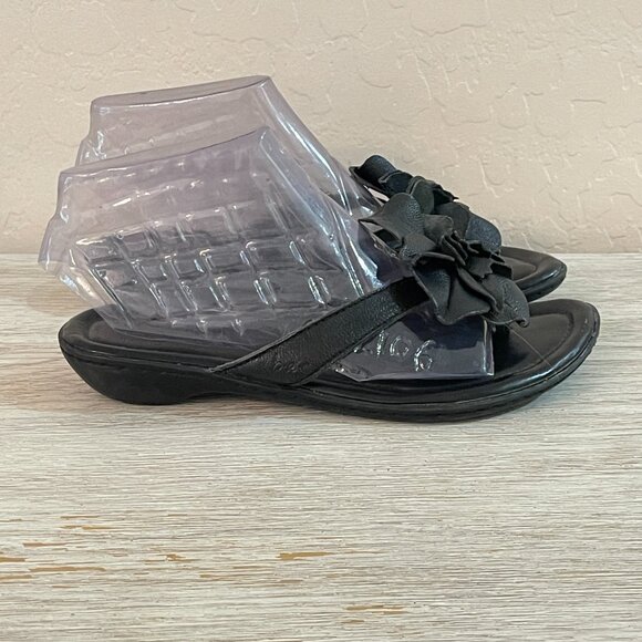 Born Concept BOC 6 Black Leather Flower Small Heel Thong Sandals - Picture 4 of 11